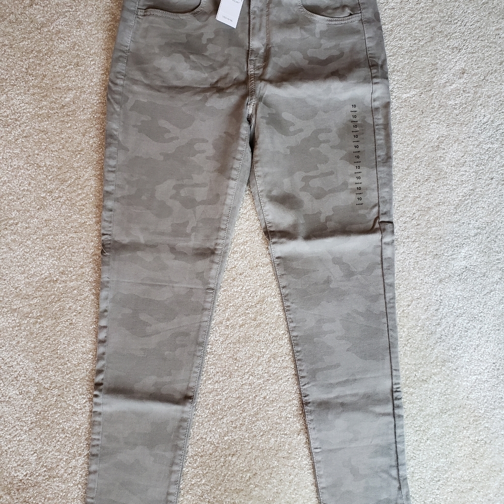 American Eagle Outfitters camo jegging NWT